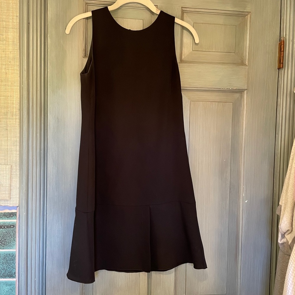 Gorgeous little black dress!